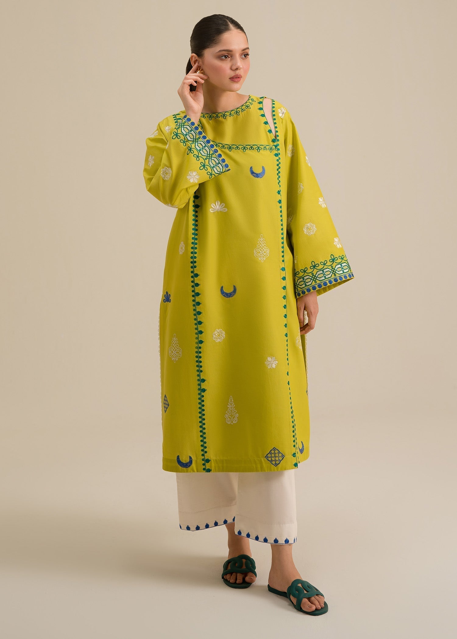 Bella Embroidered 2-Piece