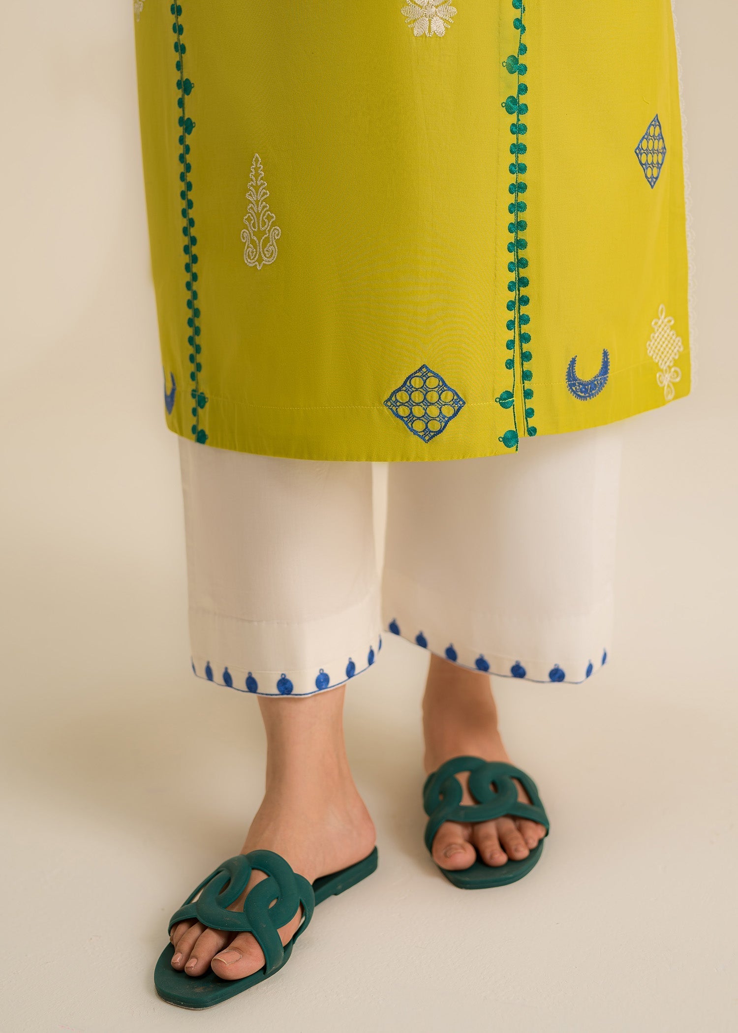 Bella Embroidered 2-Piece